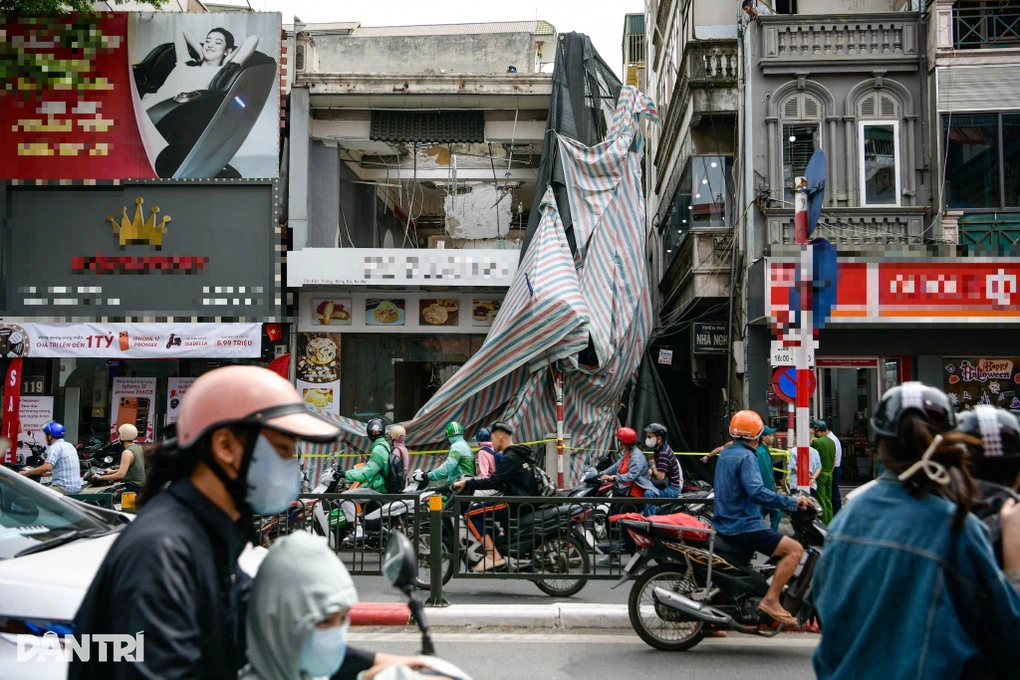 Thông tin mới vụ bê tông, tấm kính rơi trúng 2 người ở Hà Nội